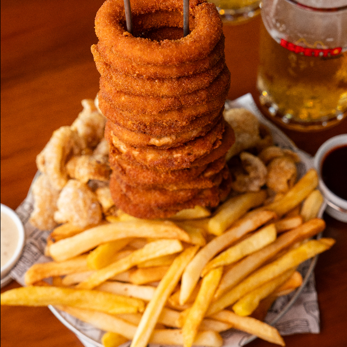 ANÉIS DE CEBOLA COM BATATA FRITA
