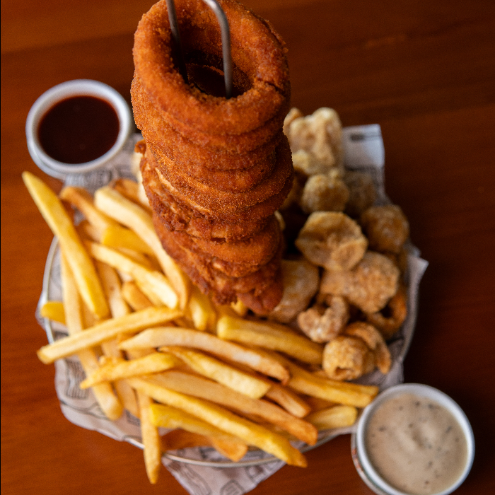 ANÉIS DE CEBOLA, TORRESMO E BATATA FRITA