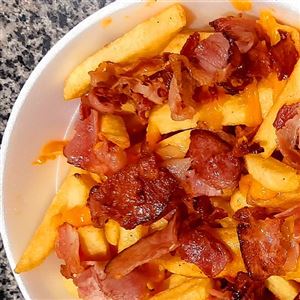 Batata Frita (600g) com Queijo Cheddar e Bacon