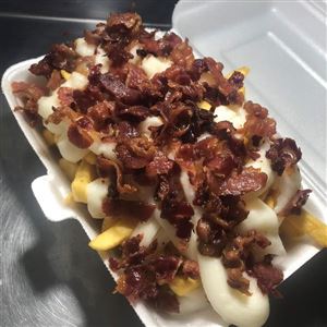 BATATA FRITA C/ REQUEIJÃO E BACON