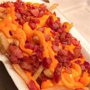 BATATA FRITA C/ CHEDDAR E BACON