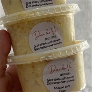 Bolo de pote abacaxi com coco