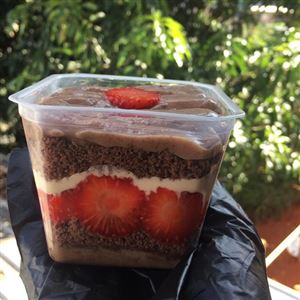 BOLO DE chocolate com ninho e morango