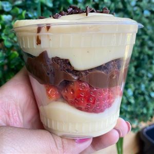 brownie no pote com morangos