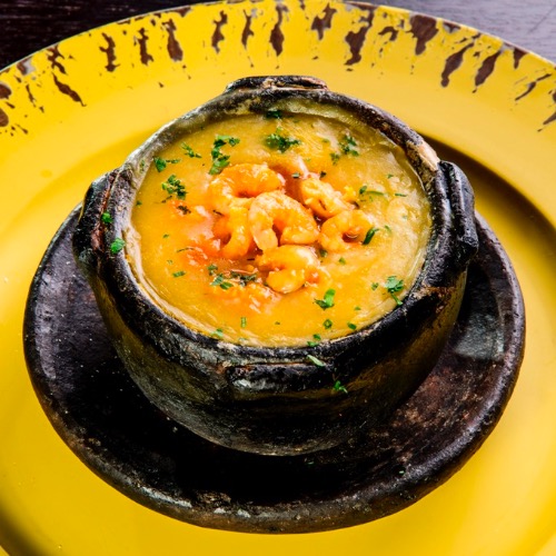 CALDINHO DE MANDIOCA COM CAMARÃO E CATUPIRY