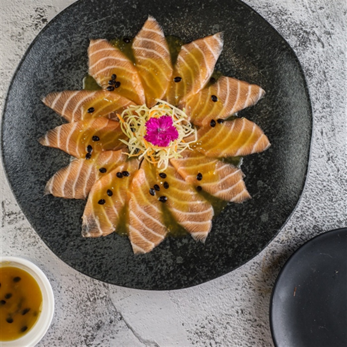 Carpaccio de Salmão ao Molho Passion