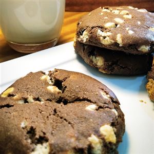 COOKIE DE CACAU COM GOTAS DE CHOCOLATE BRANCO