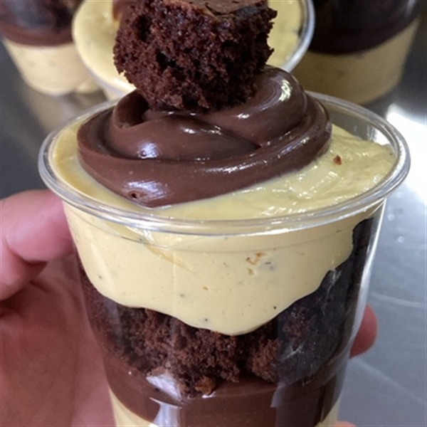 Copo duo de Brownie com maracujá com brigadeiro