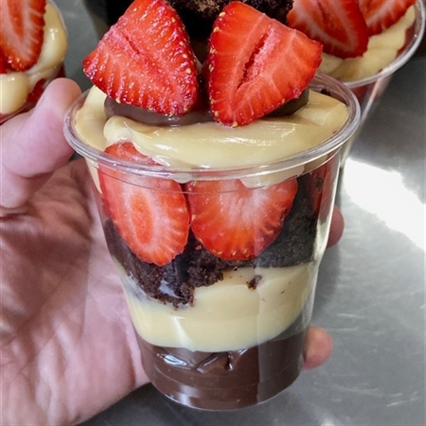 Copo duo de brownie com morango
