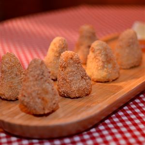 COXINHA CAMARÃO COM BACON E CATUPITY