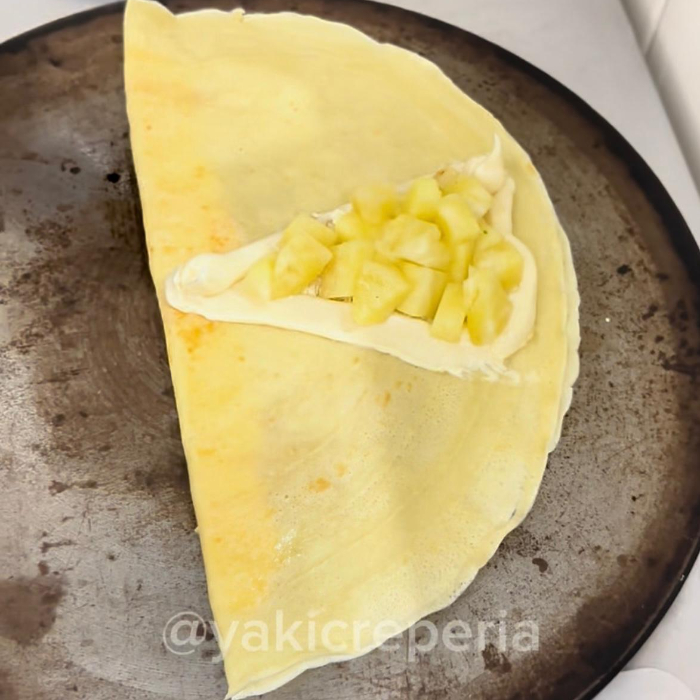 CREPE CHOCOLATE BRANCO COM ABACAXI EM CUBOS