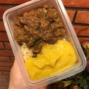 Cubos de Boi ao Molho Madeira,Arroz Integral e Purê de Banana da Terra