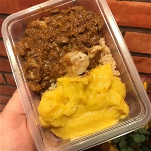 Cubos de Carne de Boi ao Molho Barbecue c/ Champignon,Arroz Integral e Purê de Banana da Terra
