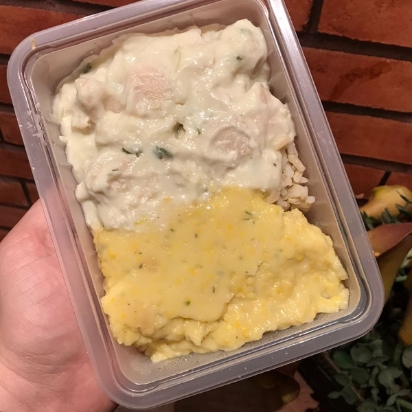 Cubos de Frango ao Molho Gorgonzola, Arroz Integral e Creme de Milho