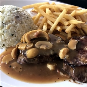 ELVIS - ESCALOPE AO MOLHO MADEIRA