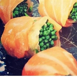 ENROLADINHO DE SALMÃO COM BRÓCOLIS