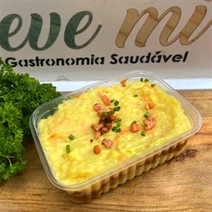 ESCONDIDINHO DE AIPIM COM COSTELA SUÍNA AO BARBECUE
