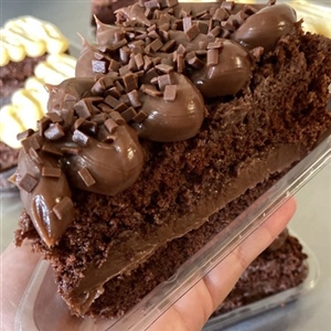 Fatia de bolo Brigadeiro