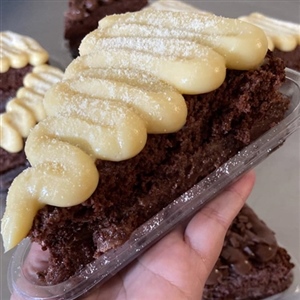 Fatia de bolo Ninho com brigadeiro