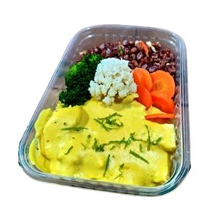 FILÉ DE FRANGO COM MOLHO DE LIMÃO E ARROZ VERMELHO