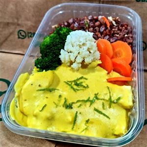 FILÉ DE FRANGO COM MOLHO DE LIMÃO E ARROZ VERMELHO