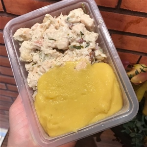 Frango ao Molho Bacon, Arroz Integral e Purê de Banana