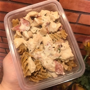 Frango ao Molho Bacon com Macarrão Integral