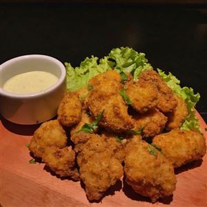 FRANGO EMPANADO COM FRITAS