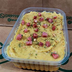 FRICASSÊ DE FRANGO COM PURÊ BATATA DOCE E MIGAS DE BACON