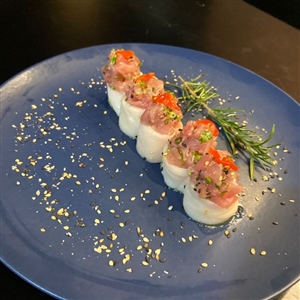 GUNKAN DE PEIXE BRANCO COM TARTAR DE ATUM E MOLHO DE ERVAS