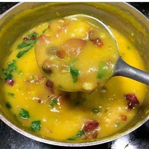 MANDIOCA A MINEIRA COM FRANGO DESFIADO, BACON E CALABRESA