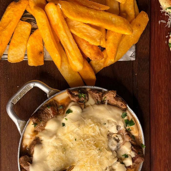 MIGNON AO MOLHO DE QUEIJO E FRITAS