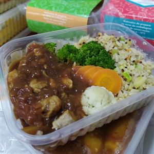 ISCAS SUÍNA AO MOLHO BARBECUE COM ARROZ SELVAGEM