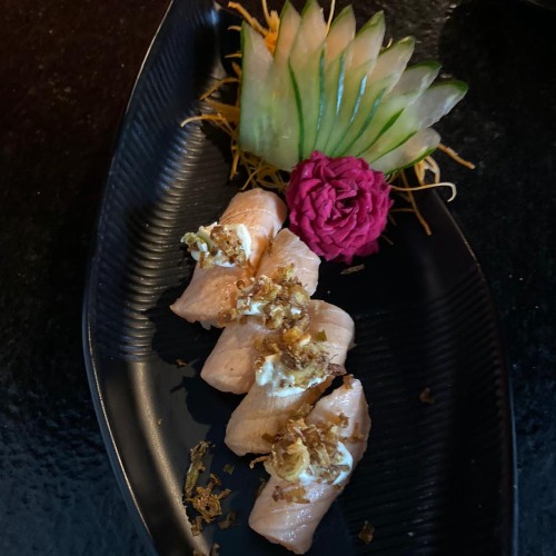 NIGUIRI SALMAO COM CRISPY MAÇARICADO