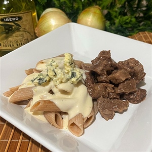 P PENNE INTEGRAL AO GORGONZOLA COM ISCAS DE CARNE
