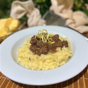 P RISOTO DE ALHO PORO COM ISCAS DE CARNE