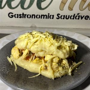 PARMEGGIANA DE FRANGO EM CUBOS COM PURE DE BATATA INGLESA