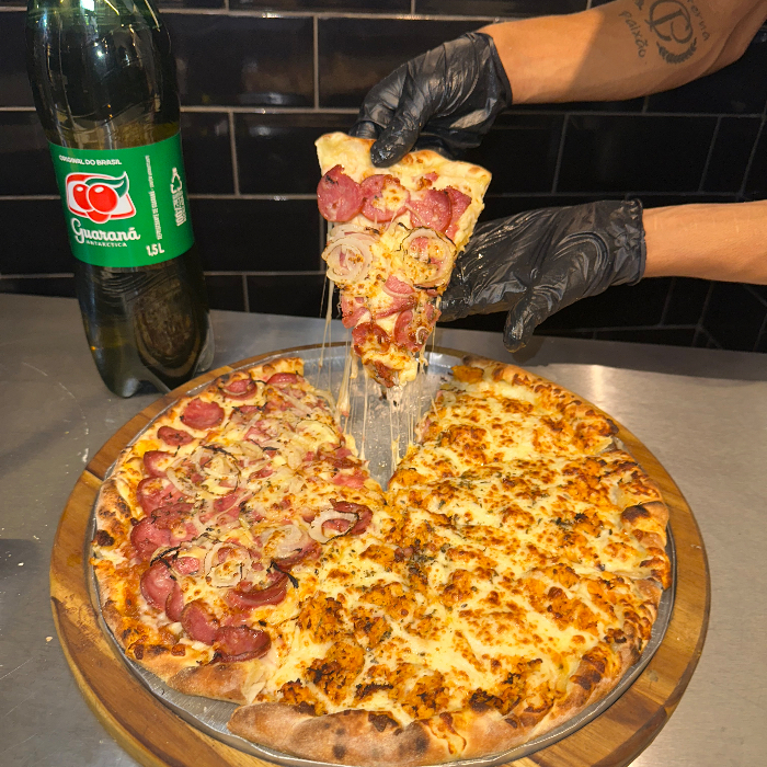 PIZZA GRANDE MEIA CALABRESA MEIA FRANGO CATUPIRY + REFRI GUARANÁ 1,5
