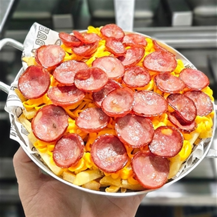 porçao de batata com cheddar e calabresa