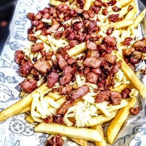 PORÇÃO DE BATATA FRITA COM QUEIJO E BACON - dicas de restaurante