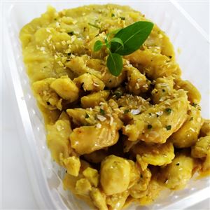 FILE DE FRANGO AO MOLHO DE MOSTARDA COM PURE DE BATATA DOCE