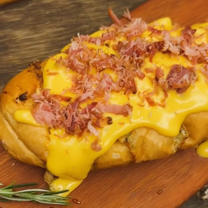 PÃO DE ALHO COM CHEDDAR E BACON