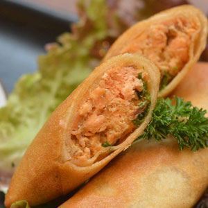 ROLINHO PRIMAVERA SALMÃO COM ALHO PORÓ E CREAM CHEESE 2 UND