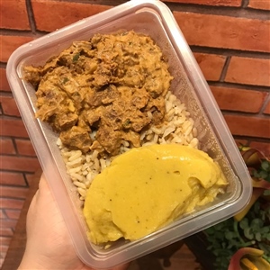 Strogonoff de Carne, Arroz Integral e Purê de Banana