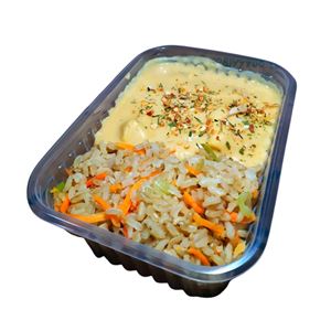 STROGONOFF DE FRANGO E COGUMELOS COM ARROZ INTEGRAL E ALHO PORÓ