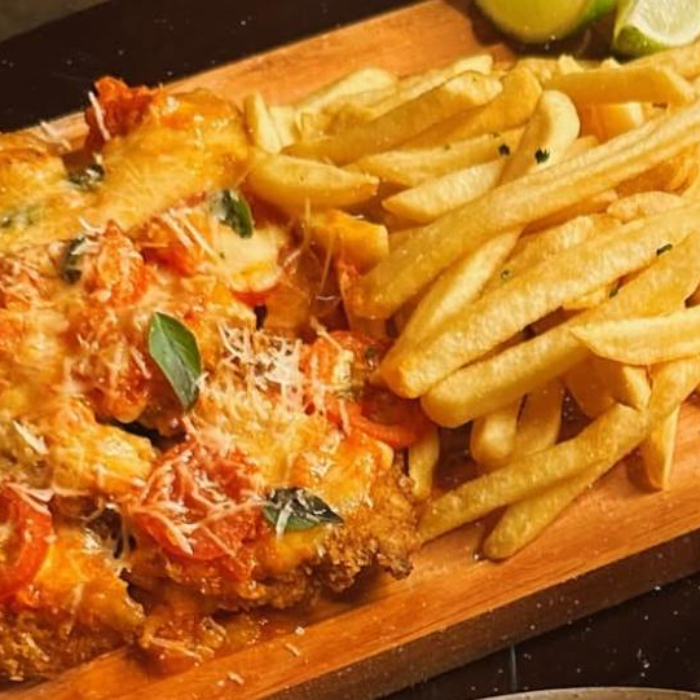 TILAPIA A PARMEGIANA COM FRITAS
