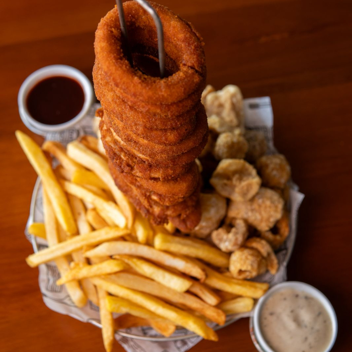 TORRE DE ANÉIS DE CEBOLA + TORRESMO E BATATA FRITA