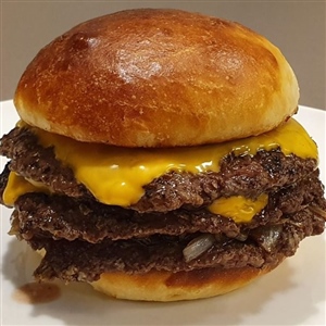 BURGER TRIPLE CHEDDAR + FRITAS