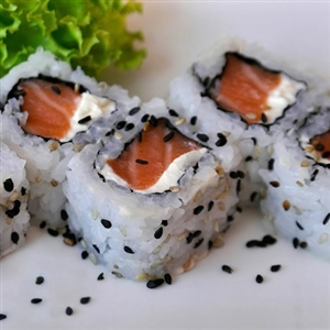 URAMAKI DE SALMÃO 10 PEÇAS