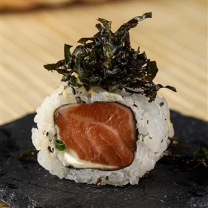 Uramaki Roll Filadelfia com Crispis de Couve